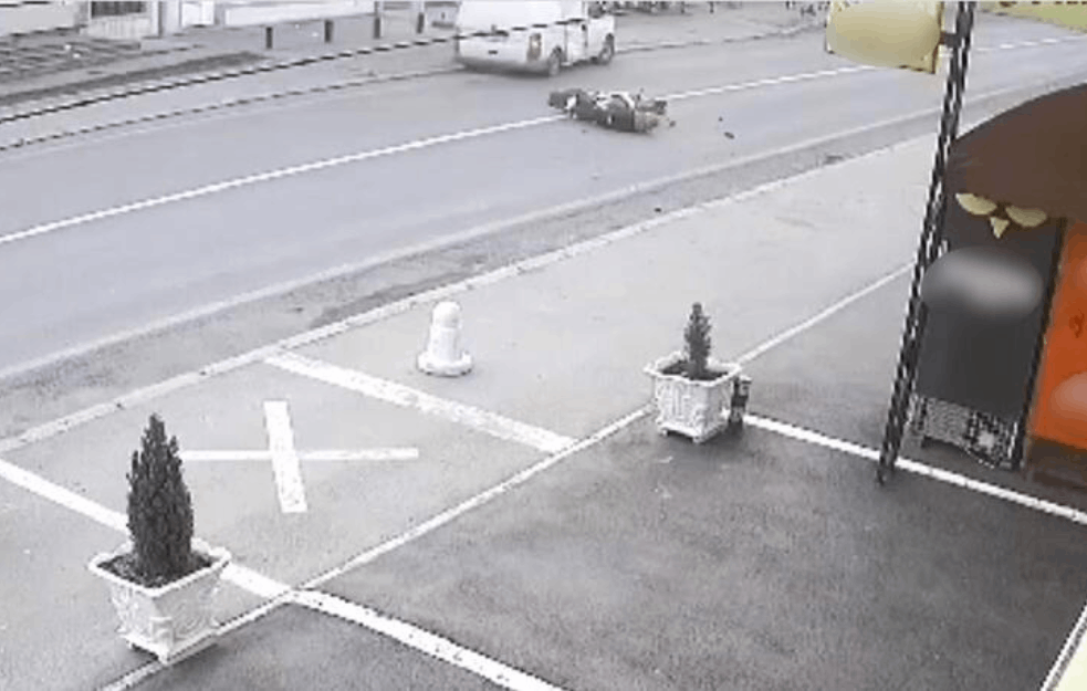 MOTOCIKLISTA SE SVOM SILINOM ZAKUCAO U KOMBI: Strašan UDES NA IBARSKOJ! 